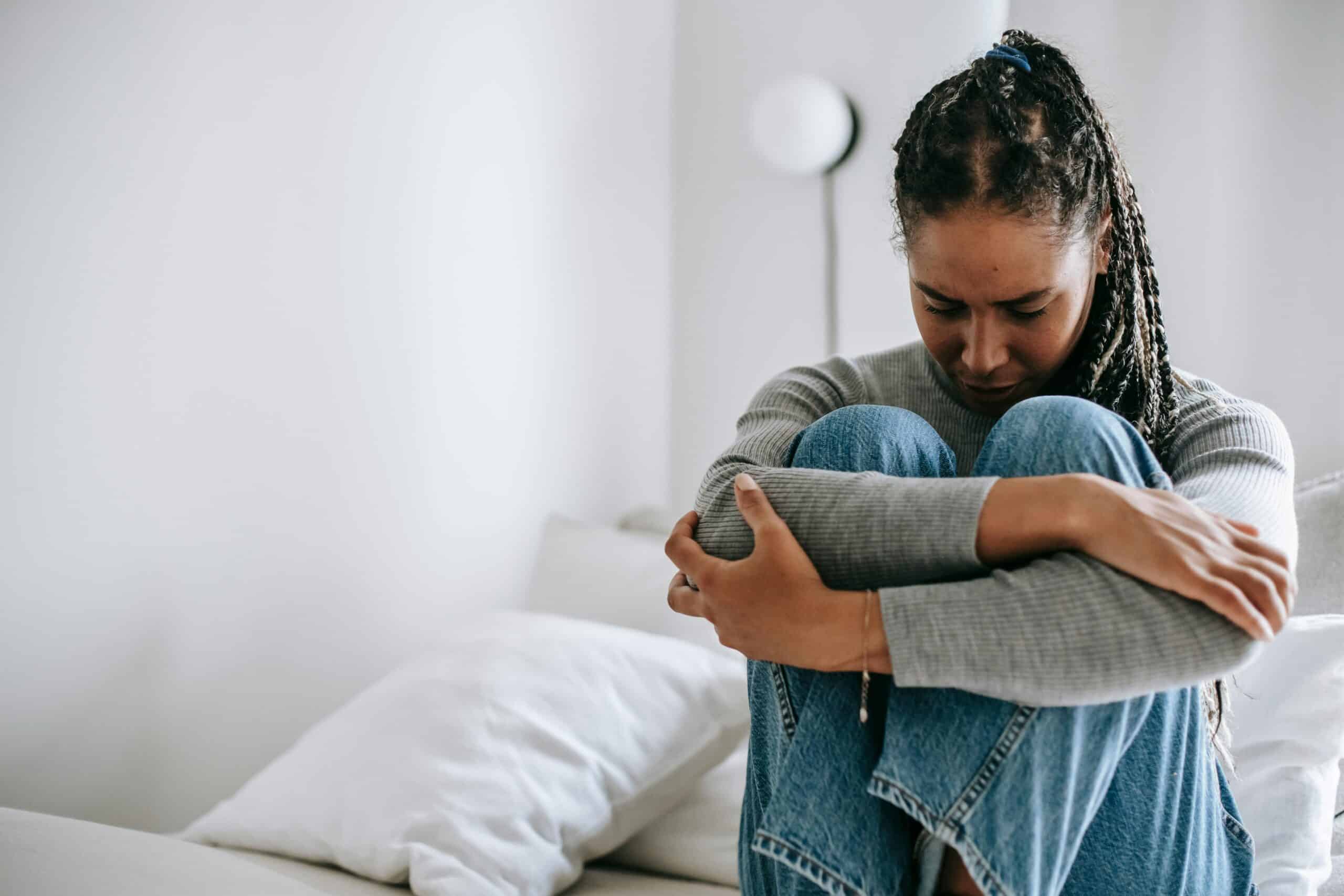 Di fronte a un dolore che non passa è normale sentirsi tristi, scoraggiati, confusi, sconfortati e arrabbiati. Impara come mai in certi casi il dolore può durare più del previsto e cosa puoi fare per cambiare la situazione.
